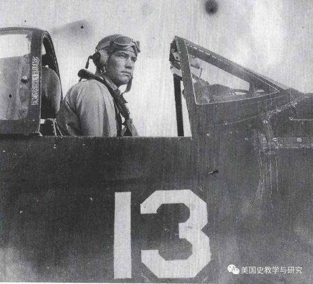 1944年,海军少尉飞行员沃伦沃恩在机舱中待命起飞.