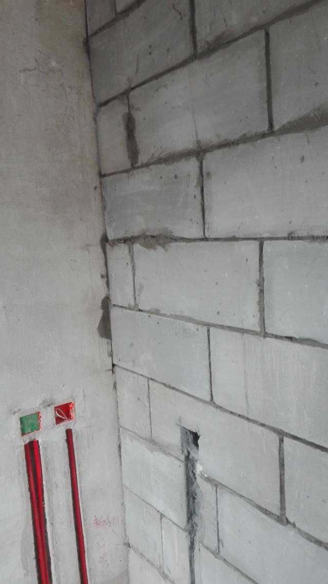 砌墙之后都需要做挂网抹灰找平处理,使墙面更平整,而且不抹灰油漆也上