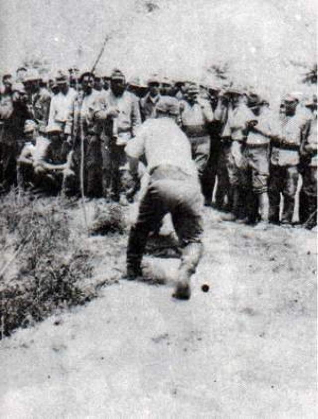 南京大屠杀老照片:日军斩杀国人全过程,路上见中国人就随意枪杀
