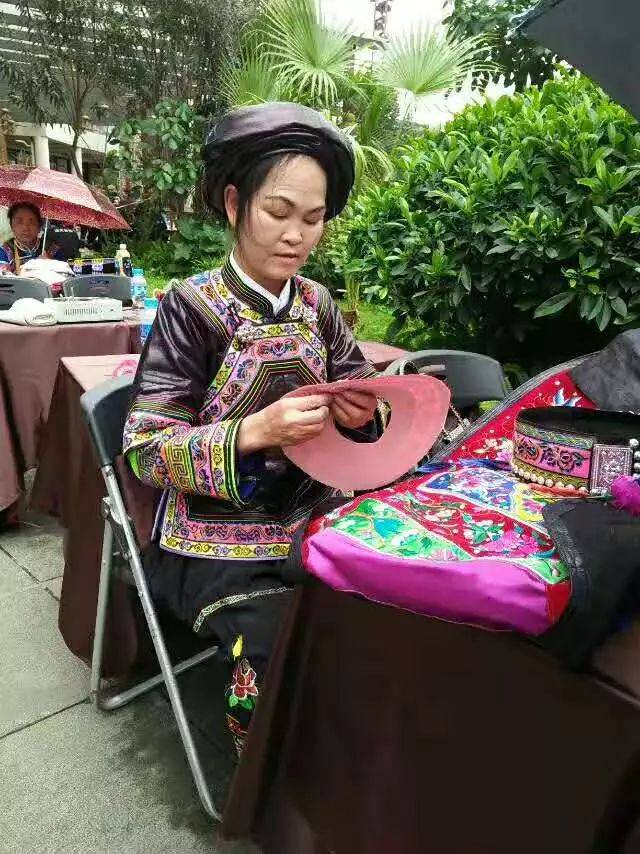 隆林壮族传统服饰——衮服