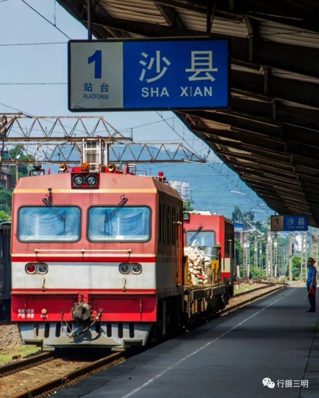 铁路采石场道口 熊文鑫摄) (2017年2月11日沙县站的寂静时刻陈碗瓶摄)
