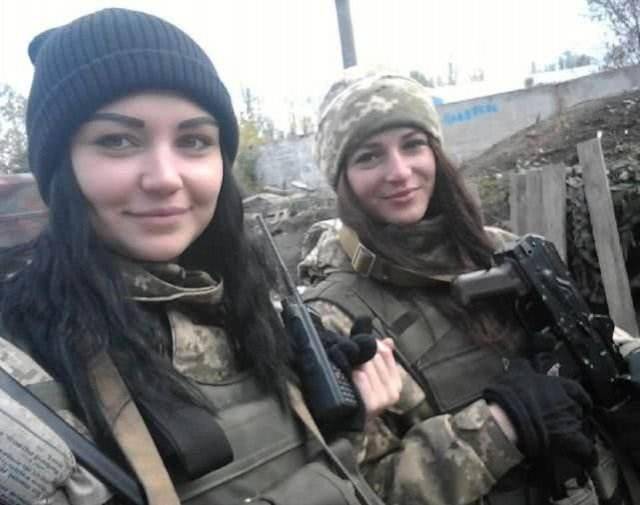 阿明娜·奥库耶娃就是一名加入乌克兰军方的车臣女狙击手,她与丈夫曾