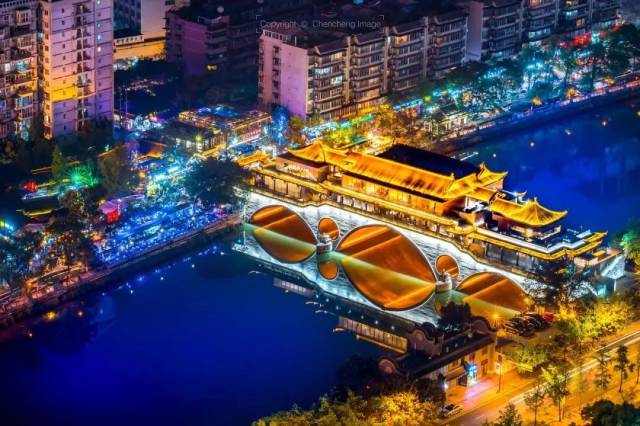 成都必打卡 1,到成都旅游第一个必去景点当然是宽窄巷子,宽窄巷子是