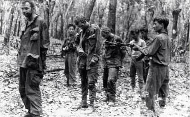 在丛林里被越共游击队俘虏的美军战俘,看样子像是经过了一场大战.