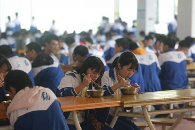 食堂盈利给每位学生充100元伙食费…湖南这所中学火了