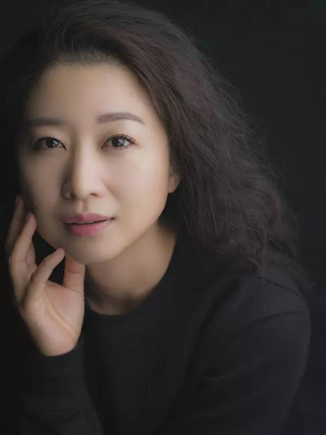 距离《房间》首演倒计时  6 天 《房间》里正在…… 李晨涛 饰 母亲