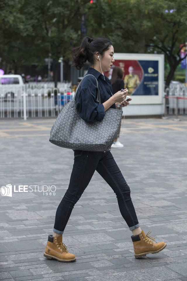 街拍;男女通杀,大黄靴搭配很漂亮,不看可惜!