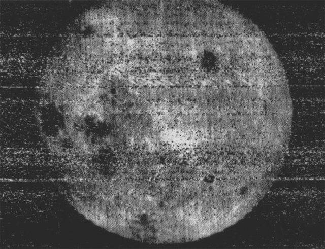 月球背面的第一张图片,由前苏联的月球3号探测器发回.