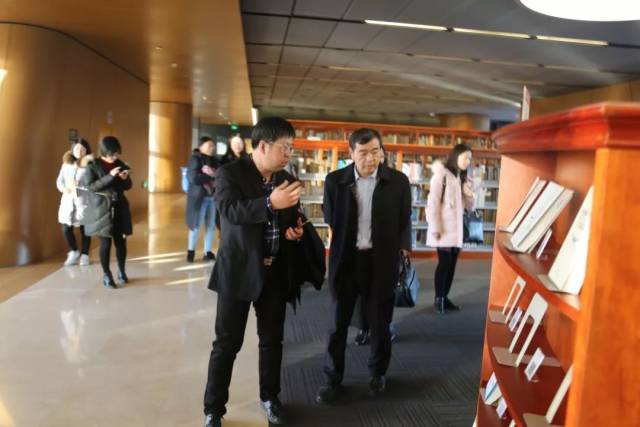 河北金融学院一行到北洋园校区郑东图书馆参观