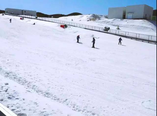 全州天湖户外天然滑雪场内有丰富多彩的雪地娱乐项目,让爱雪的你赏雪