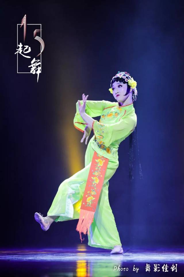 《春闺梦》 表  演:2015级舞蹈表演女班 袁梦
