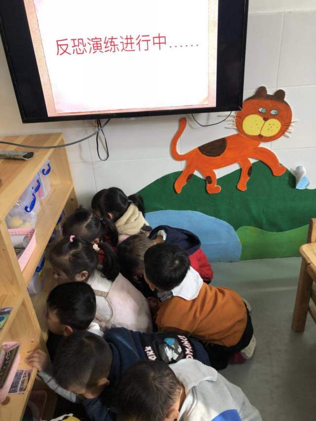 反恐防暴,守护安全——翔安区实验幼儿园反恐防暴演练