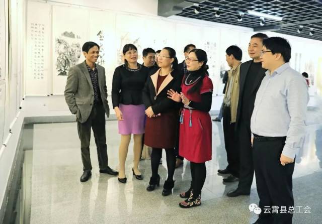 云霄县委常委,宣传部长林意纯,县委常委林仁振参观书画展.