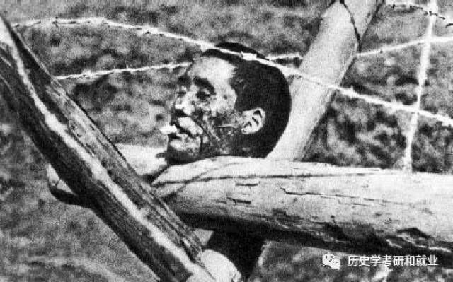 南京市民被日军惨杀后,日军又将半截香烟插在被砍下头颅的嘴里 (选自