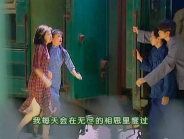 第一次知道绿皮火车,是因为电视剧《情深深雨蒙蒙》,依萍和书桓车站