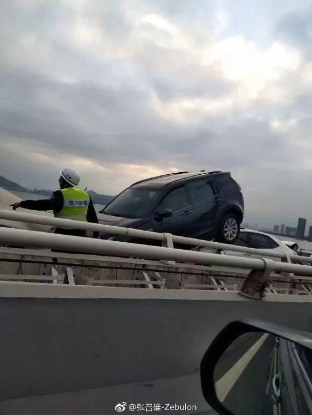 四连撞,路虎"飞骑"小车!杏林大桥突发离奇车祸,网友:堵哭了!