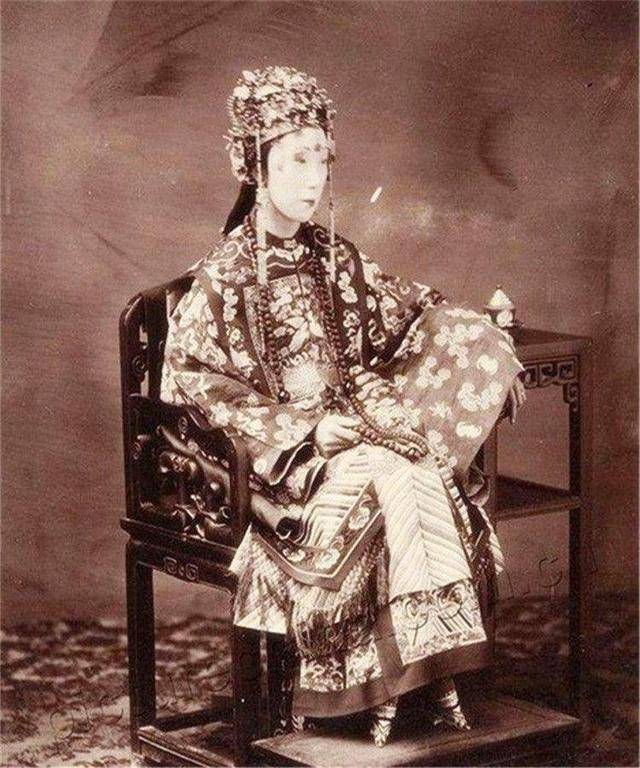一组清末中国女贵族老照片,图一最美,图八很霸气