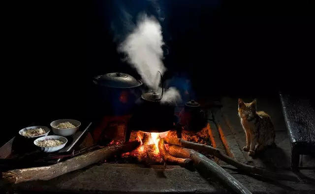 儿时的记忆!农村火坑烧洋芋,熏腊肉,泡茶喝