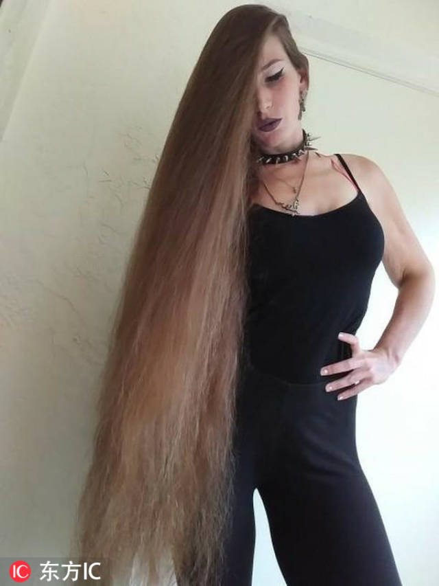 美国女子20多年未剪头发 长度超1米似"长发公主"