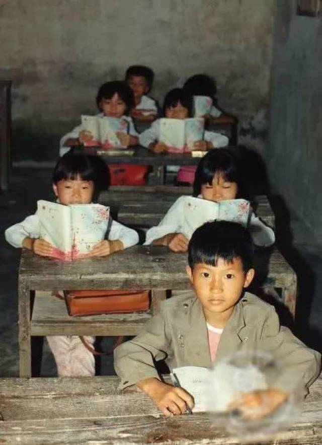 玩泥巴的小孩
