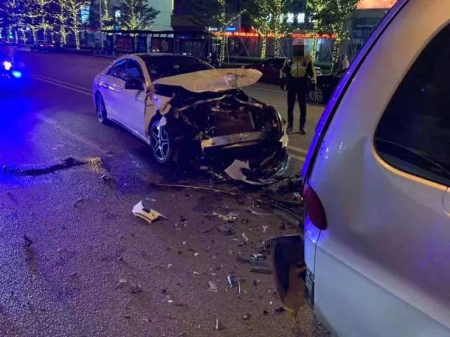 事故发生后,被撞小车车主孙某下车查看,发现肇事奔驰小车上一名男子