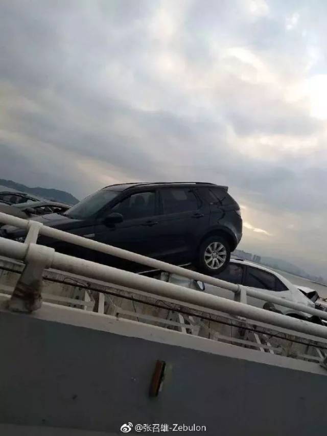 四连撞,路虎"飞骑"小车!杏林大桥突发离奇车祸,网友:堵哭了!