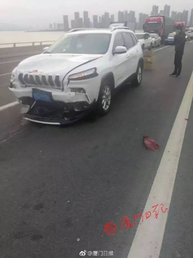 四连撞,路虎"飞骑"小车!杏林大桥突发离奇车祸,网友:堵哭了!