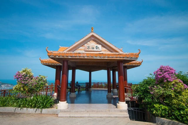鹿回头风景区 这里因一个民间流传的爱情传说而得名,三亚被人称为"
