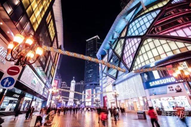 解放碑这1平方公里的"弹丸之地"已经聚集了 10余家风格迥异的大型商业