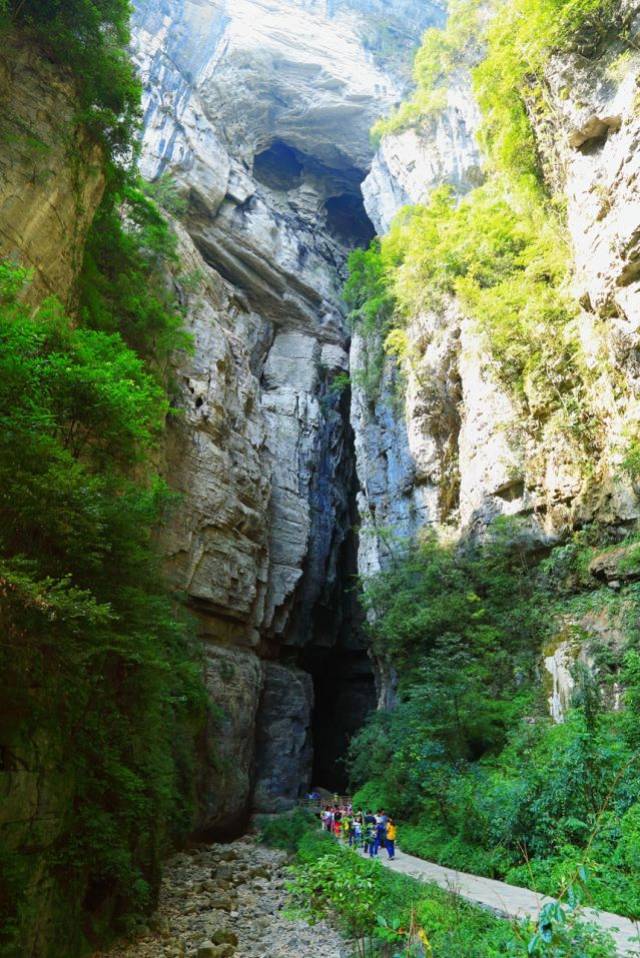 中餐后乘车前往游览 【龙水峡地缝】(景区门票已含,不含地缝换乘车费