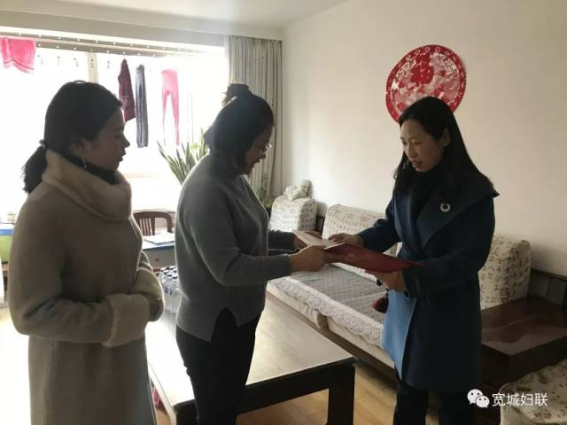 区妇联主席石磊为扶余路社区刘英美家庭颁发证书