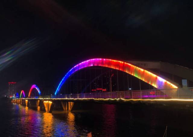 南阳市白河沿线夜晚风景美如画