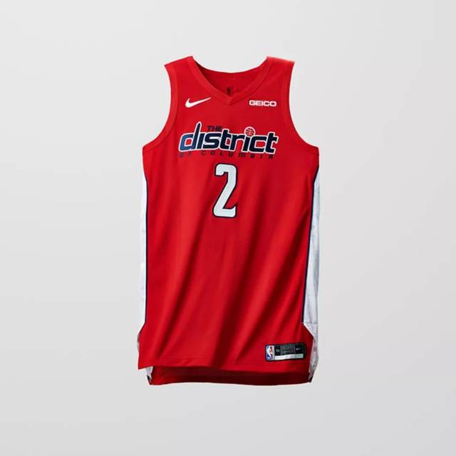 它以加拿大国旗的红色作为底色,象征着他们作为nba唯一一支国际球队的