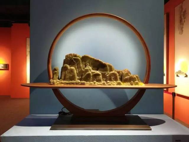 b区展厅为综合展厅,一共3层,一层为卓凡教授《昆仑雪》玉石雕刻个展