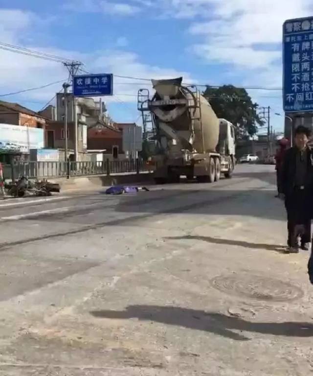 悲痛!惠安辋川一骑车男子和水泥搅拌机发生惨烈碰撞,当场遇难