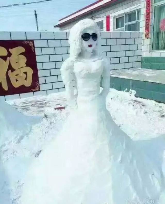 在北方,堆雪人是一件极具艺术性的事你可以堆成这样穿着雪白婚纱的