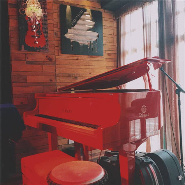 红色钢琴 给你生活一把热情的火!