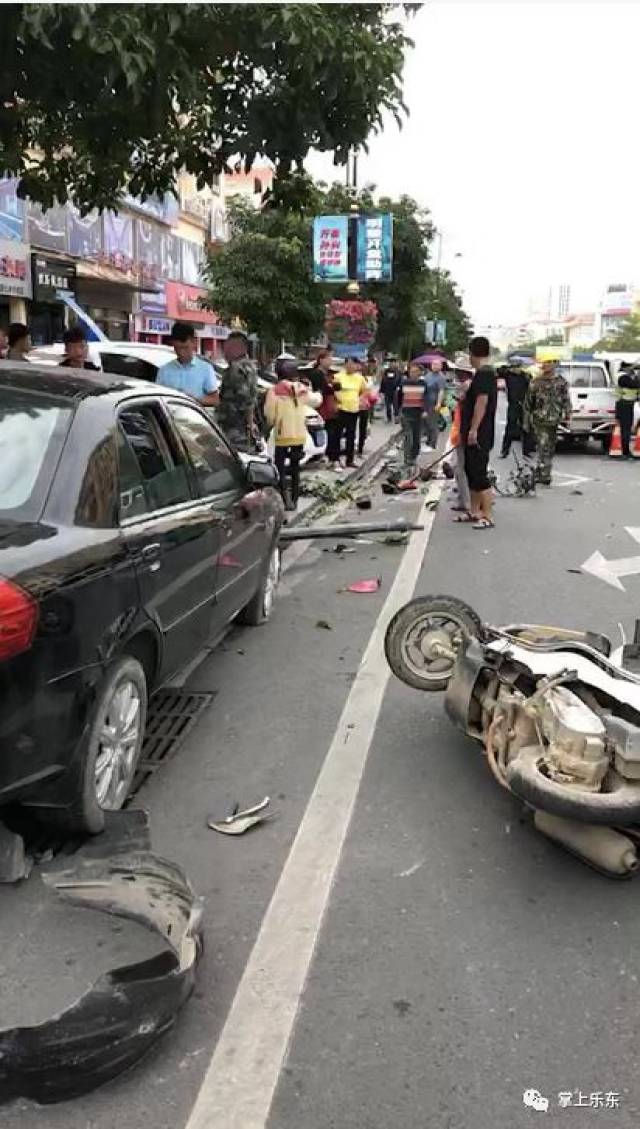 刚刚乐东县城金沙大酒店附近发生一起车祸,现场一片狼藉
