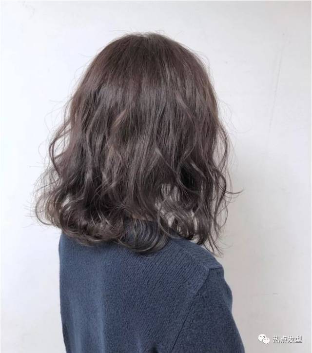 线条烫短发look2