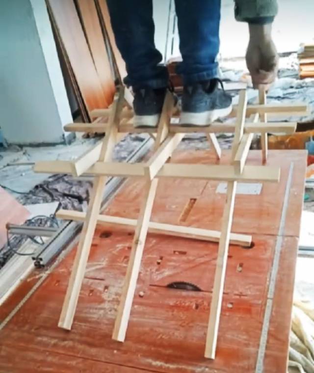 木工师傅的绝活:一根钉子不用,几根细木棍做成桥,人上去压不塌
