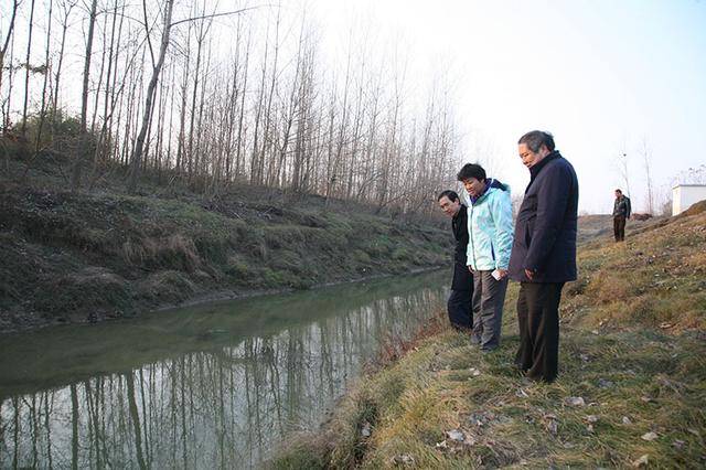 潢川县寨河县级河长沈伟开展巡河工作