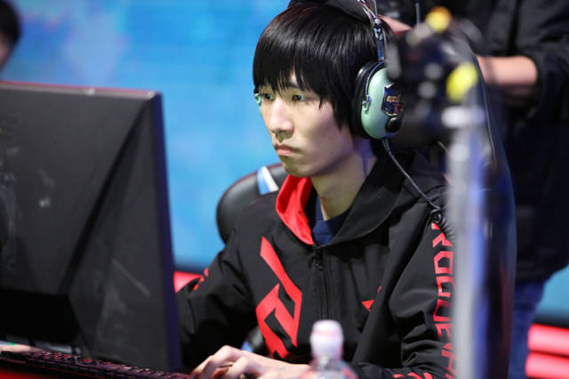 几点梳理《魔兽争霸3》黄金赛infi与Foggy的种