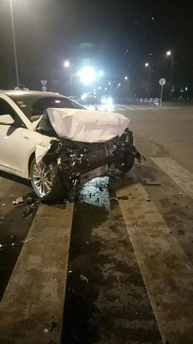 今天眉山发生两起车祸,一个比一个凶!