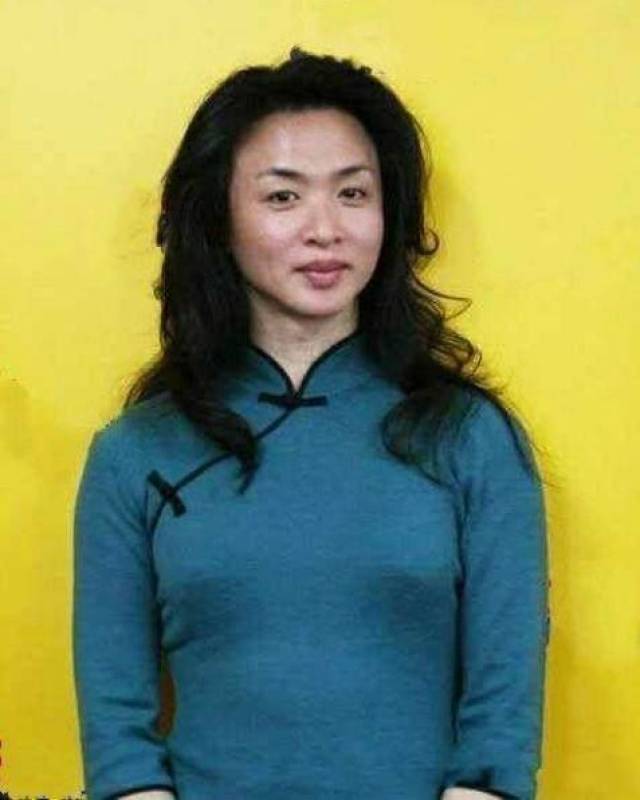 扮女人惊艳的金星,卸下妆后原来长这样,网友:镜头前都