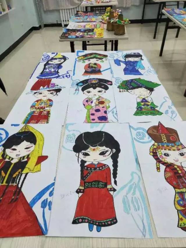 九张独具名族特色的人物画,既突出了名族特色,又透漏有孩子们特有的呆