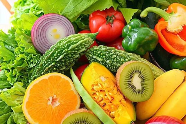 吃水果蔬菜不仅能补充维生素,矿物质和其他身体必需的营养素,预防肠癌