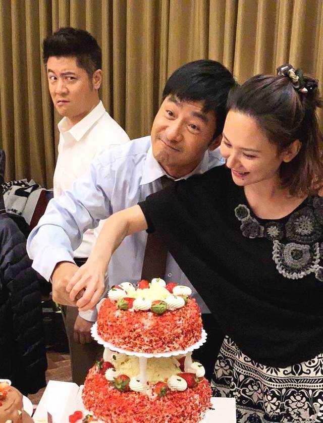 程莉莎为老公庆生郭晓东表情得意十分可爱