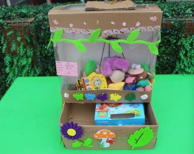 夹娃娃机:利用废弃纸箱,纸巾盒,夹子,各种小公仔等材料,制作成娱乐性