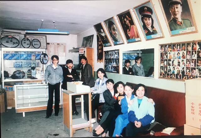上世纪80年代,乌鲁木齐第一家民营照相馆大众摄影部成立,给乌市人民留