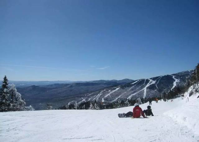 苏峪口滑雪绝对是一种别样的享受,苍茫大地,蓝天白云,阳光柔软,从又高